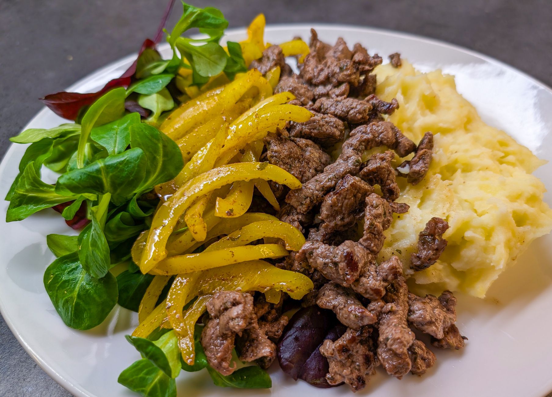 Beef with Mashed Potatoes and Peppers