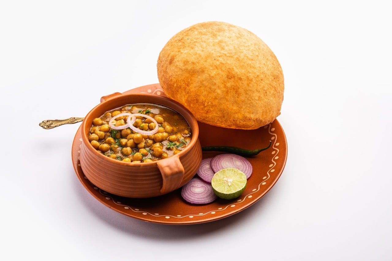 Chickpea Curry with Kulcha Bread