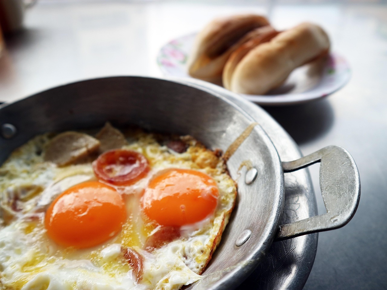 Fried Eggs with Bacon and Tomatoes