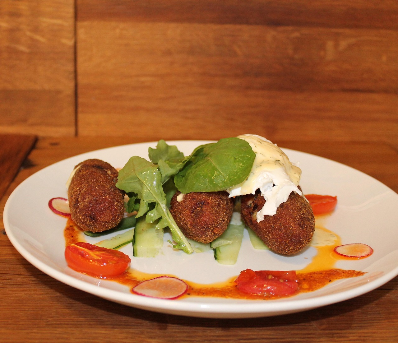 Fried Meatballs with Salad and Yogurt
