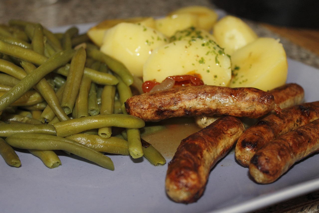 Nuremberg Sausages with Potatoes and Green Beans