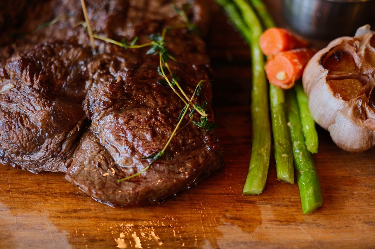 Seared Steak with Asparagus and Garlic