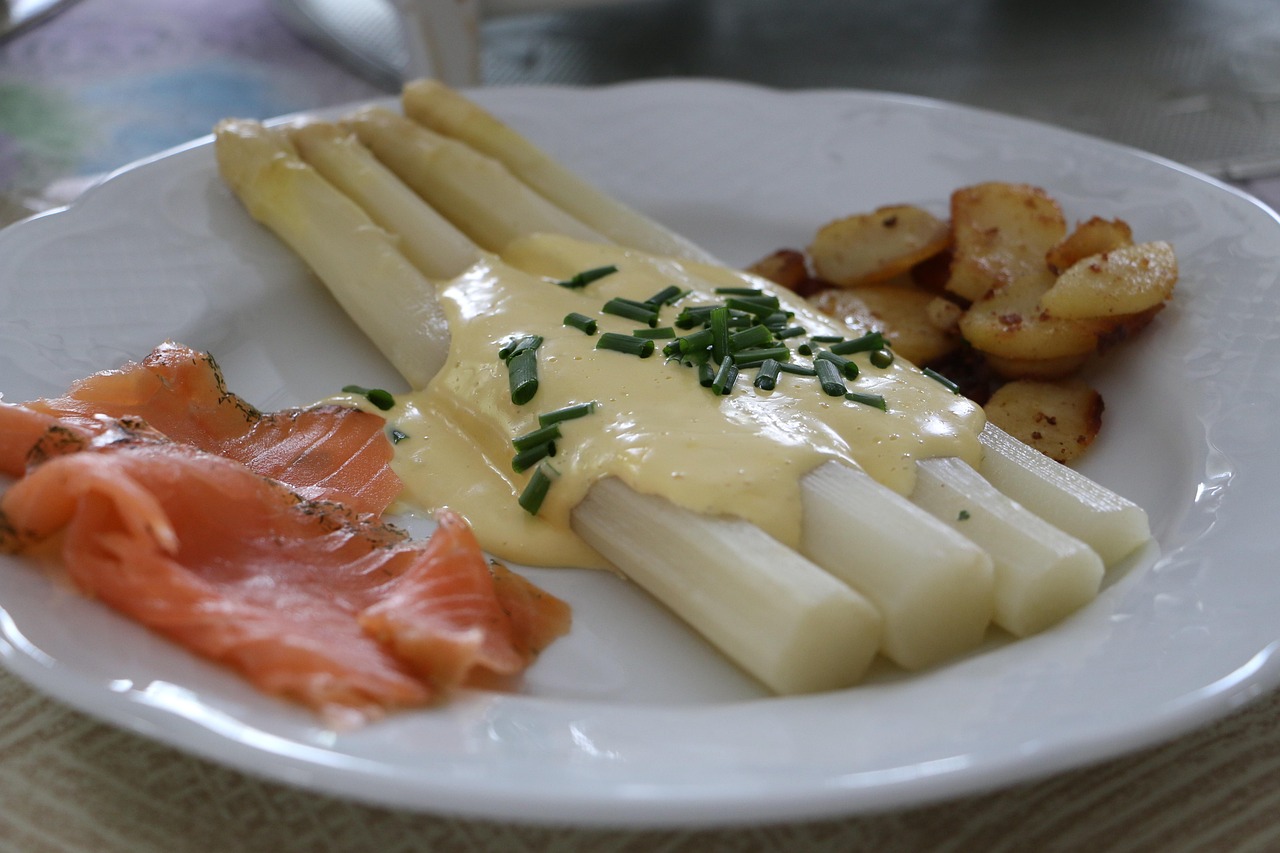 White Asparagus with Hollandaise Sauce and Smoked Salmon
