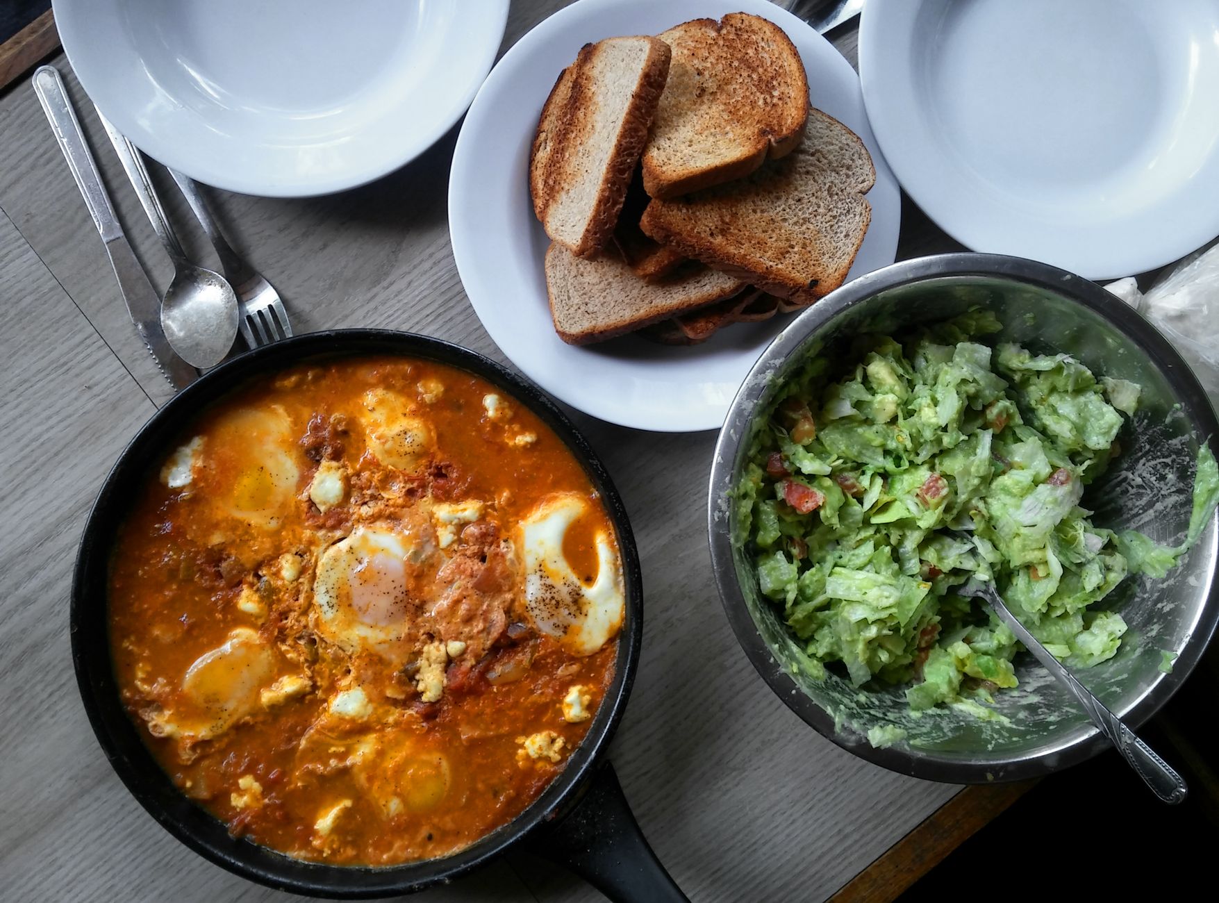 10-Min Shakshuka with Crispy Bread