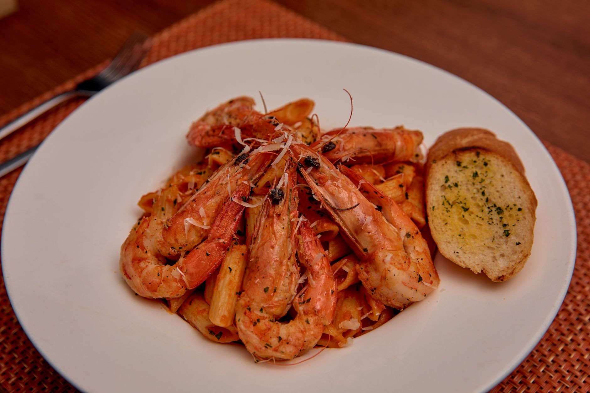 20-Min Cajun Shrimp Pasta & Garlic Bread