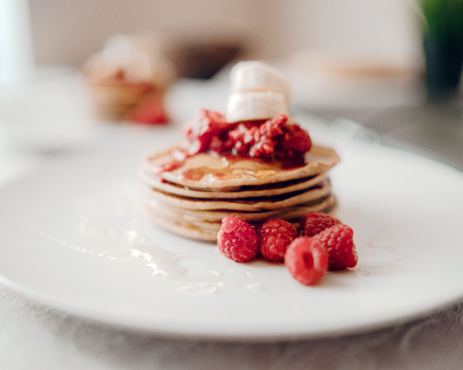 Fluffy Banana-Oat Pancakes with Berries