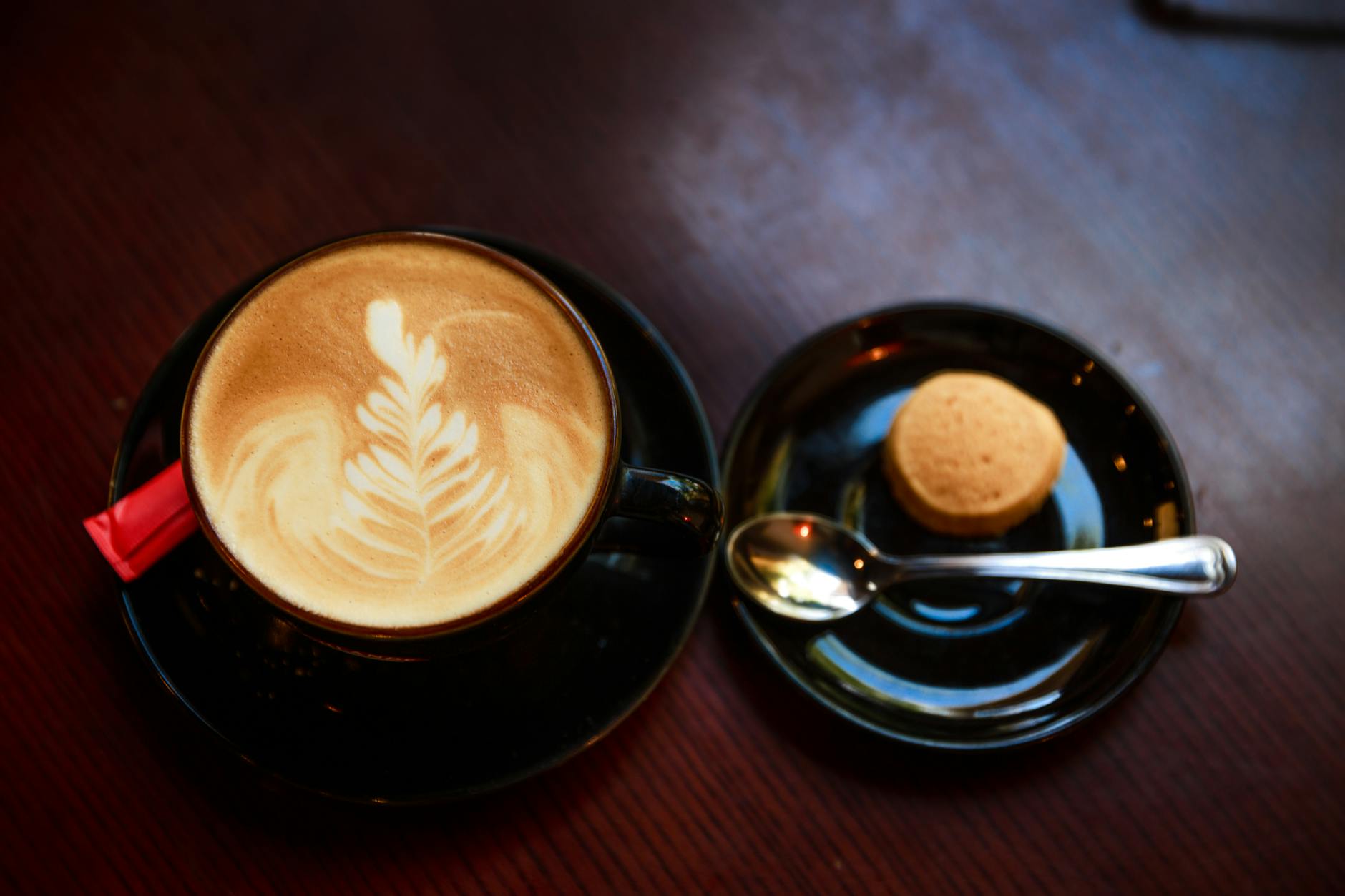 Hojicha Latte with Buttery Cookie
