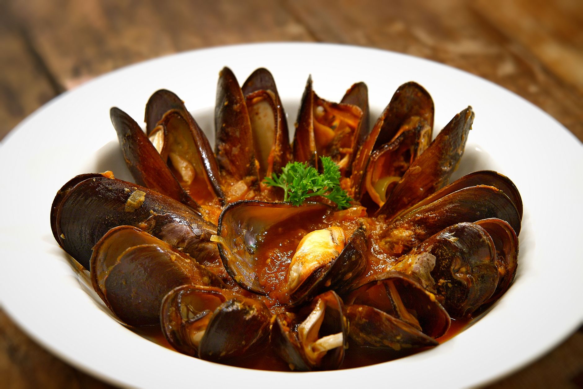 20-Minute Mussels in Garlic Tomato Broth