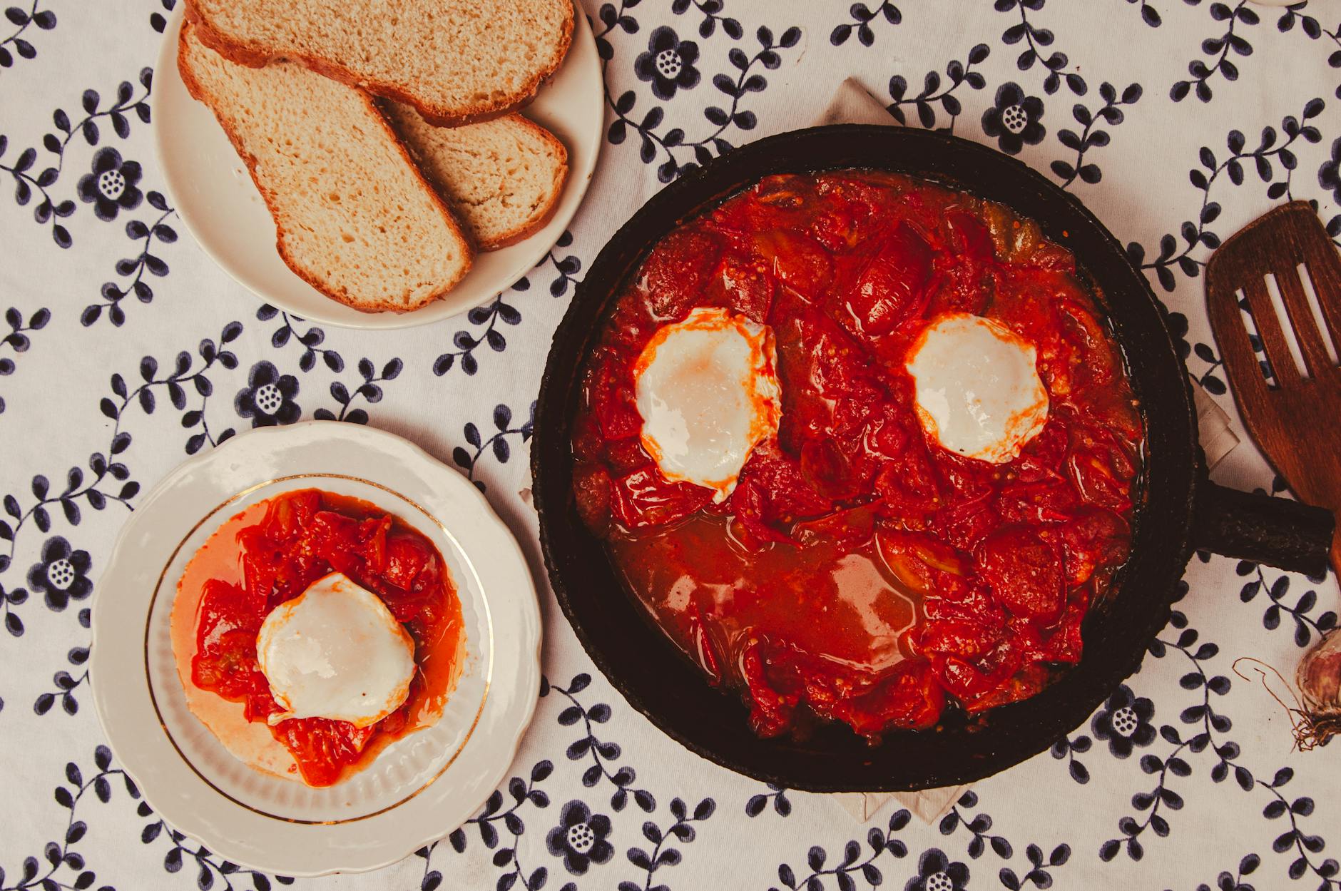 15-Min Shakshuka with Crispy Bread