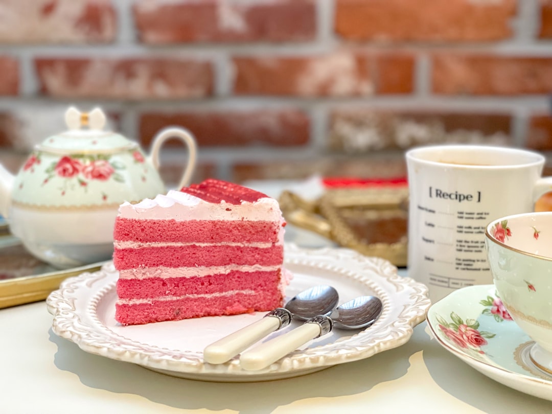 15-Min Strawberry Crunch Cake