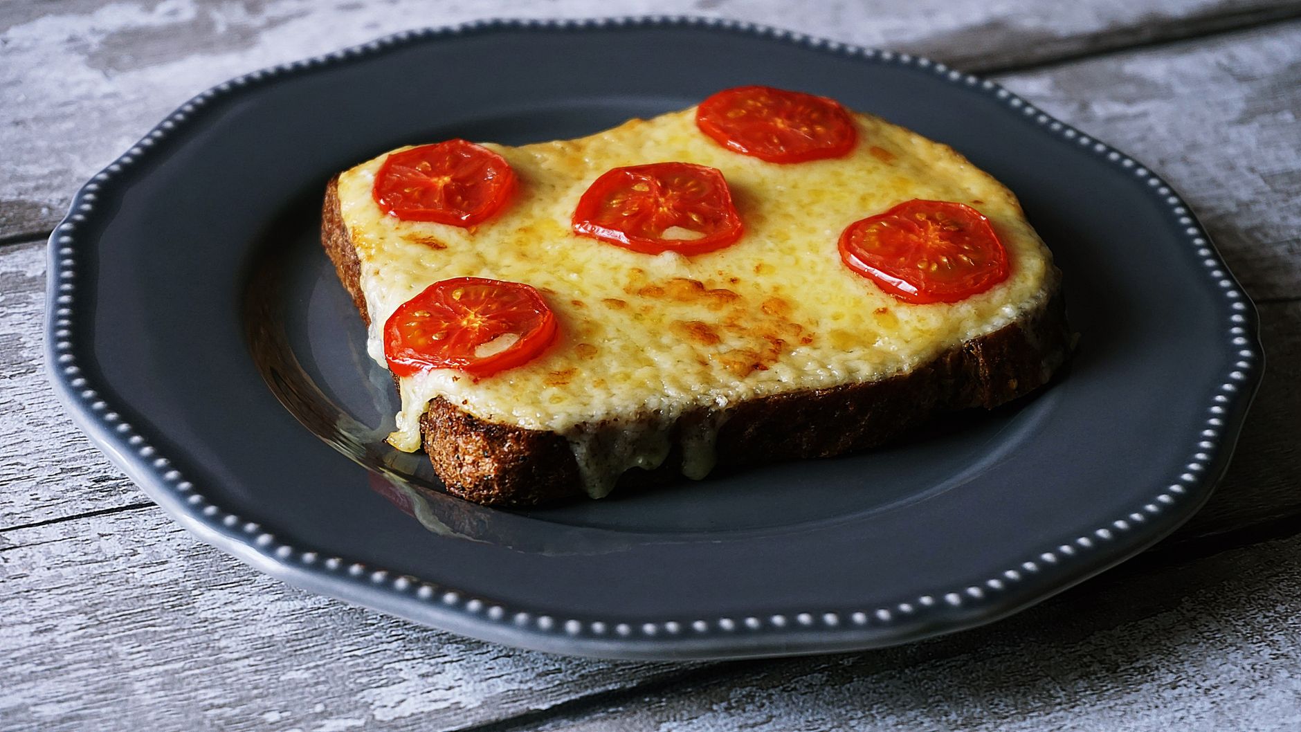 Crispy Cheddar Toast with Tomatoes