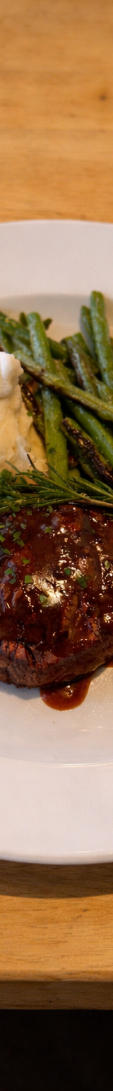 Filet Mignon with Mashed Potatoes and Garlic String Beans