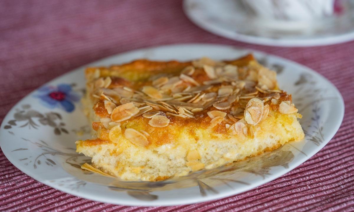 Almond-topped Apricot Cake
