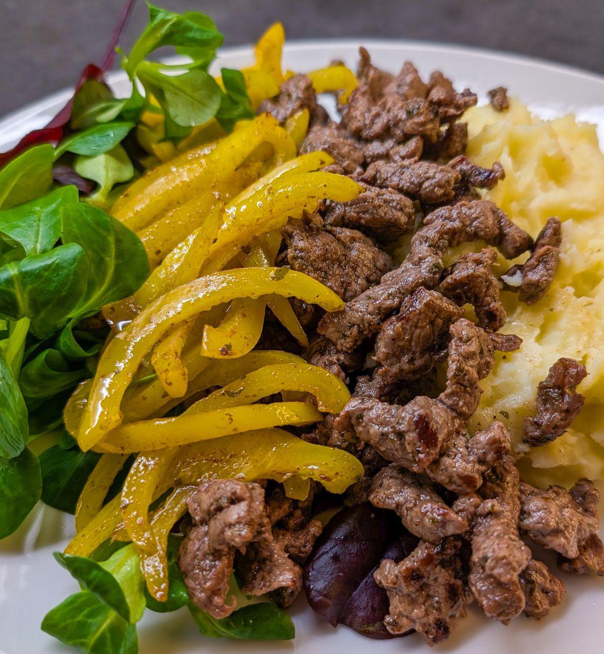 Beef with Mashed Potatoes and Peppers