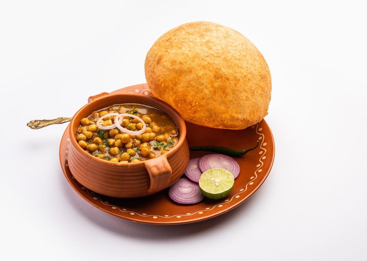 Chickpea Curry with Kulcha Bread