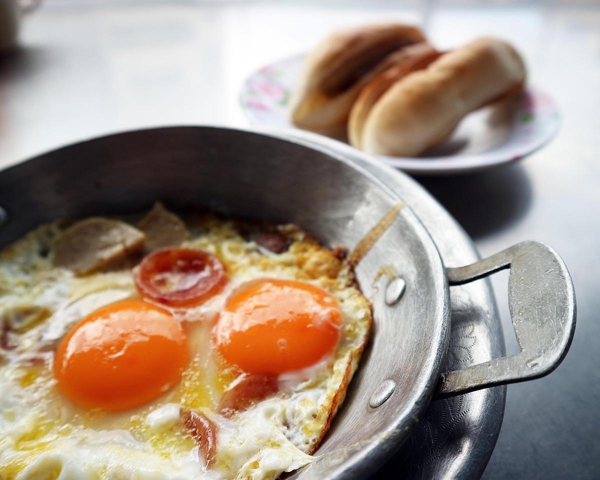 Fried Eggs with Bacon and Tomatoes