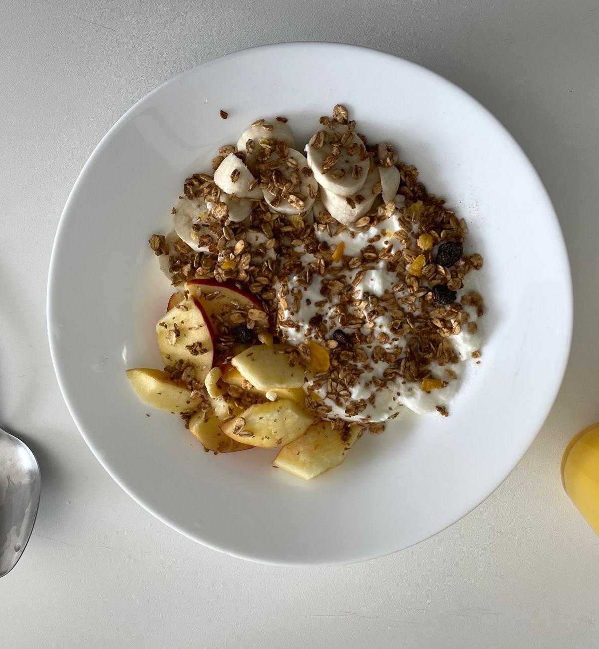 Granola with Yogurt and Banana
