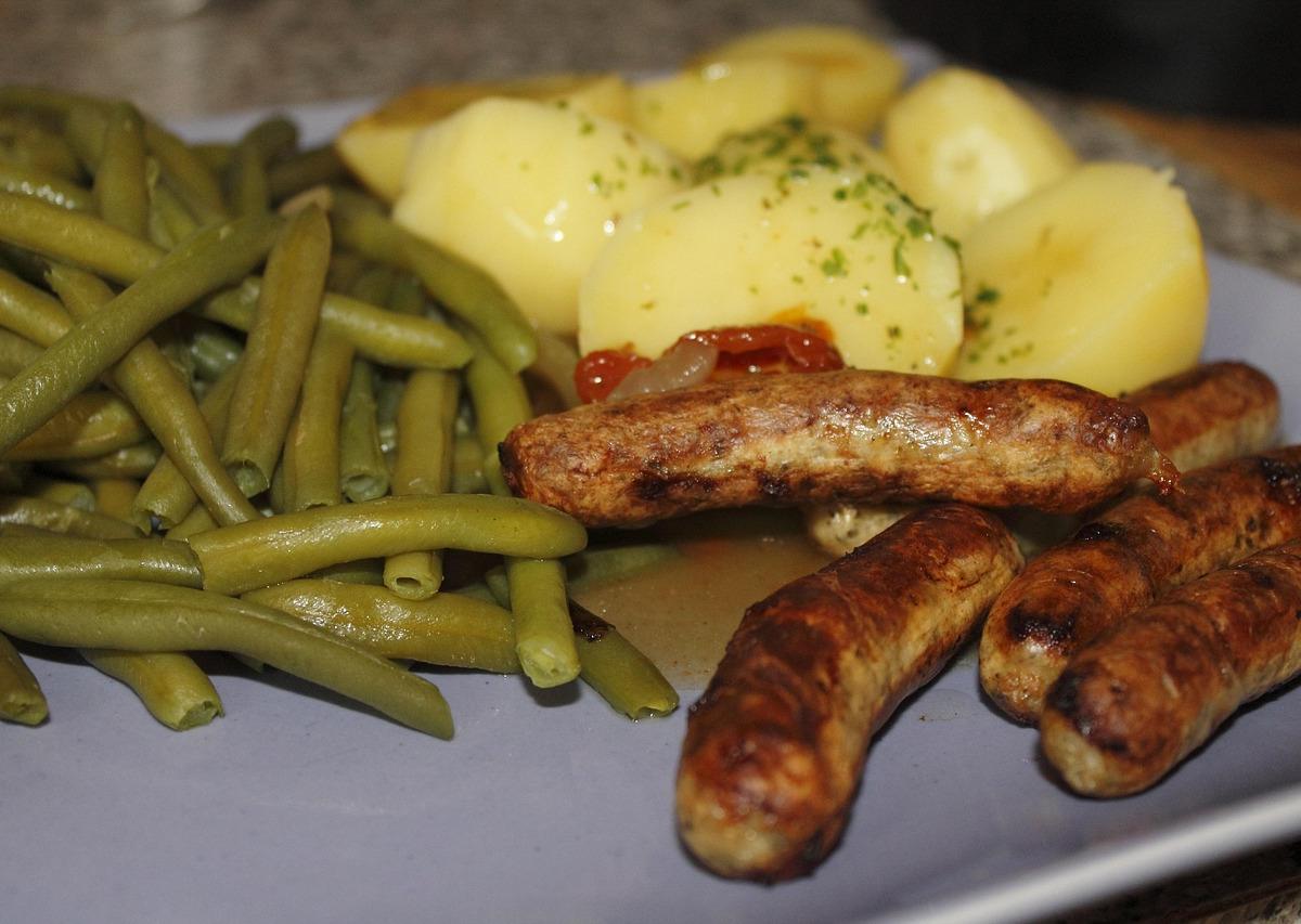 Nuremberg Sausages with Potatoes and Green Beans
