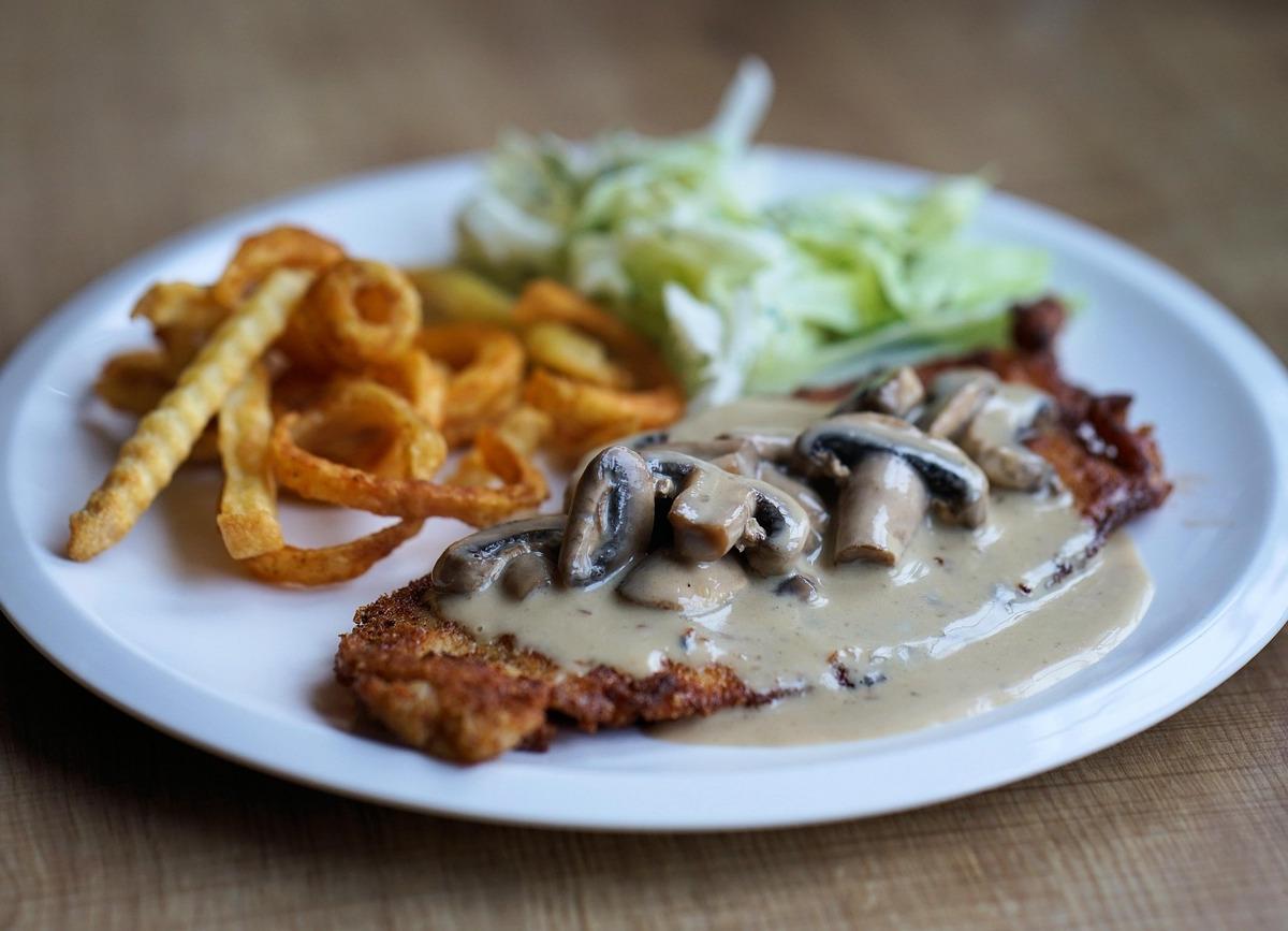 Schnitzel with Mushroom Cream Sauce