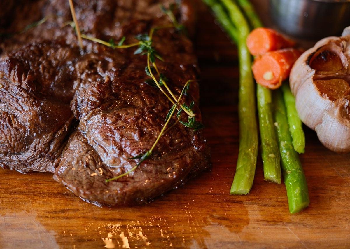 Seared Steak with Asparagus and Garlic