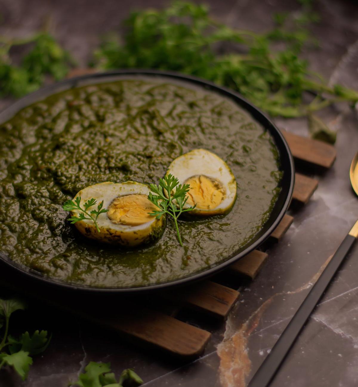 Spinach Curry with Boiled Eggs