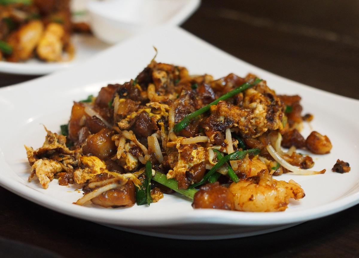 Stir-Fried Rice Noodles with Shrimp and Egg