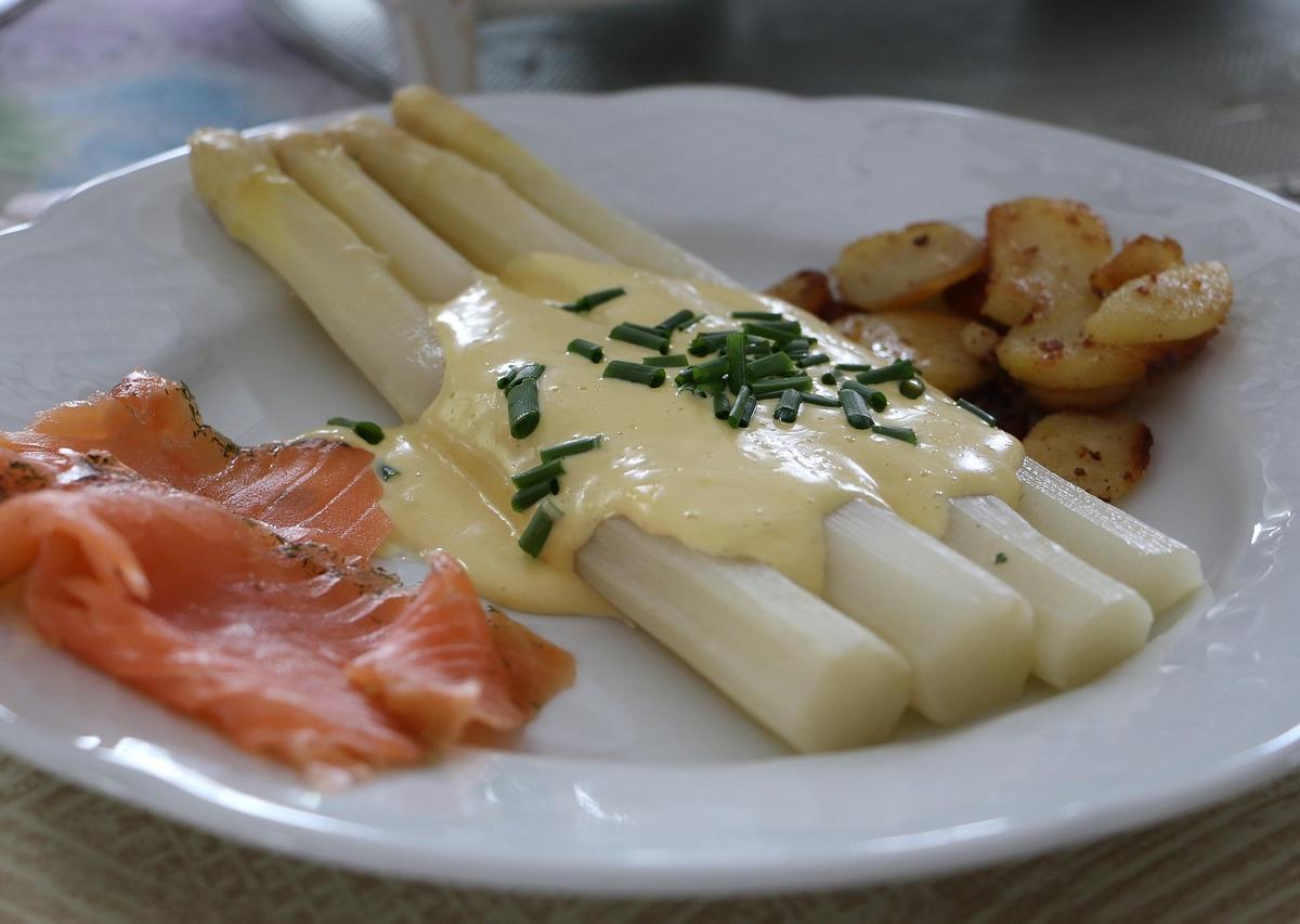 White Asparagus with Hollandaise Sauce and Smoked Salmon