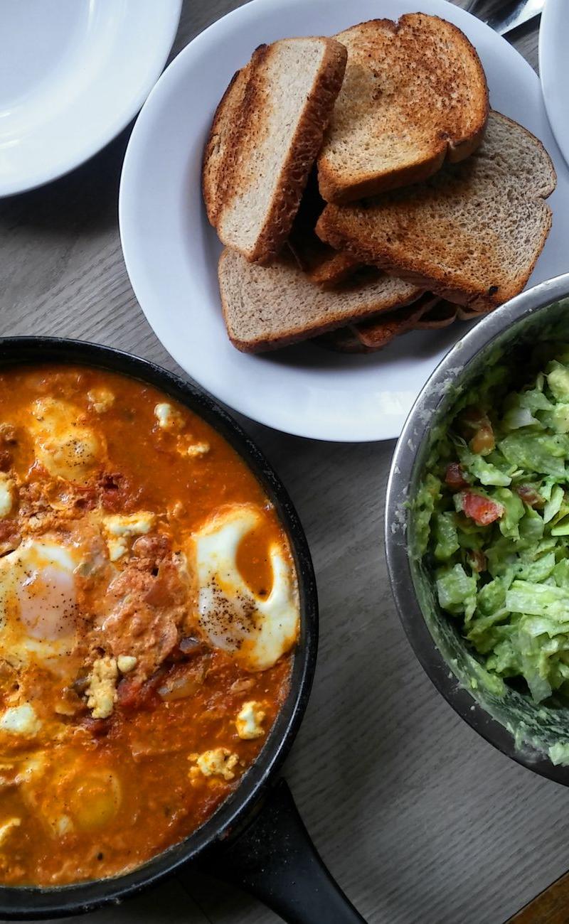 10-Min Shakshuka with Crispy Bread