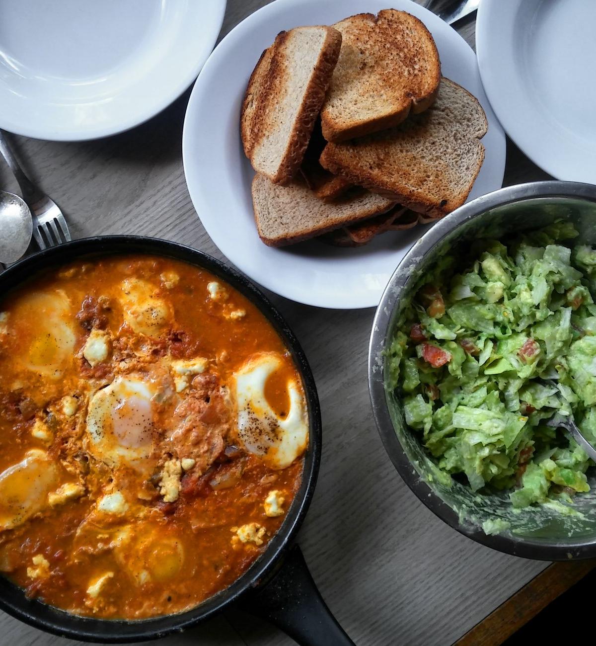 10-Min Shakshuka with Crispy Bread