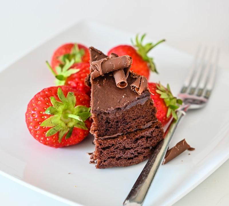 15-Minute Chocolate Fudge Cake with Berries