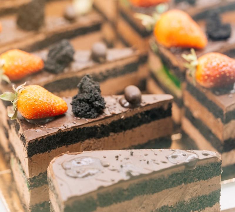 25-Min Chocolate Cake with Strawberries