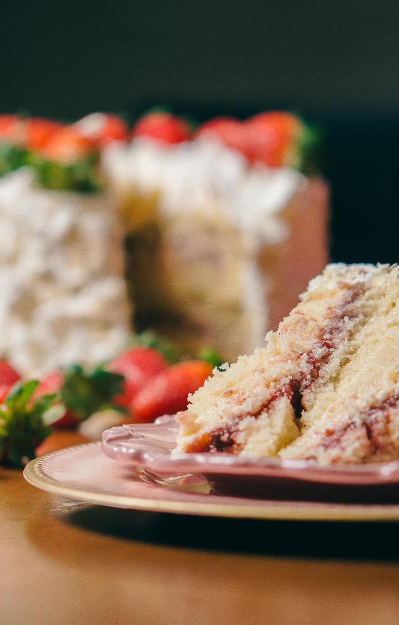 5-Min Strawberry Crunch Cake