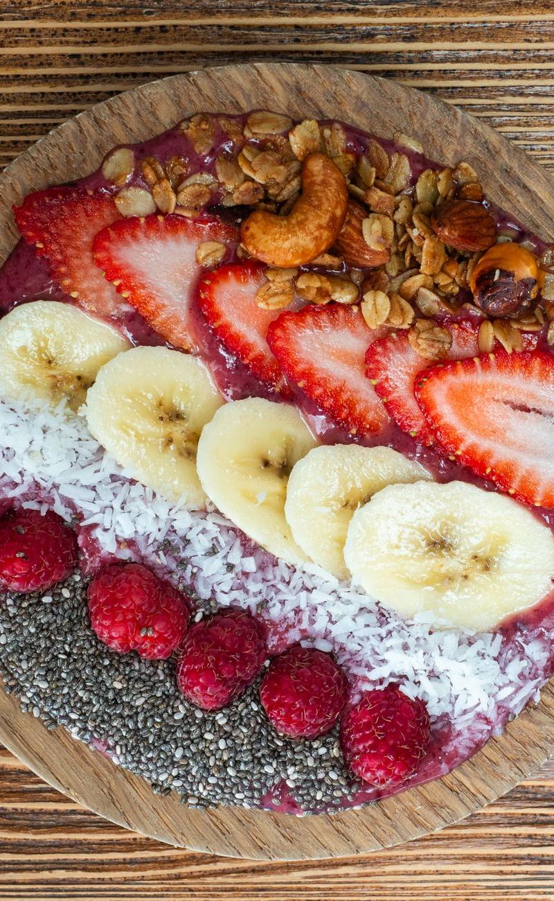 Acai Bowl With Granola & Fresh Fruit