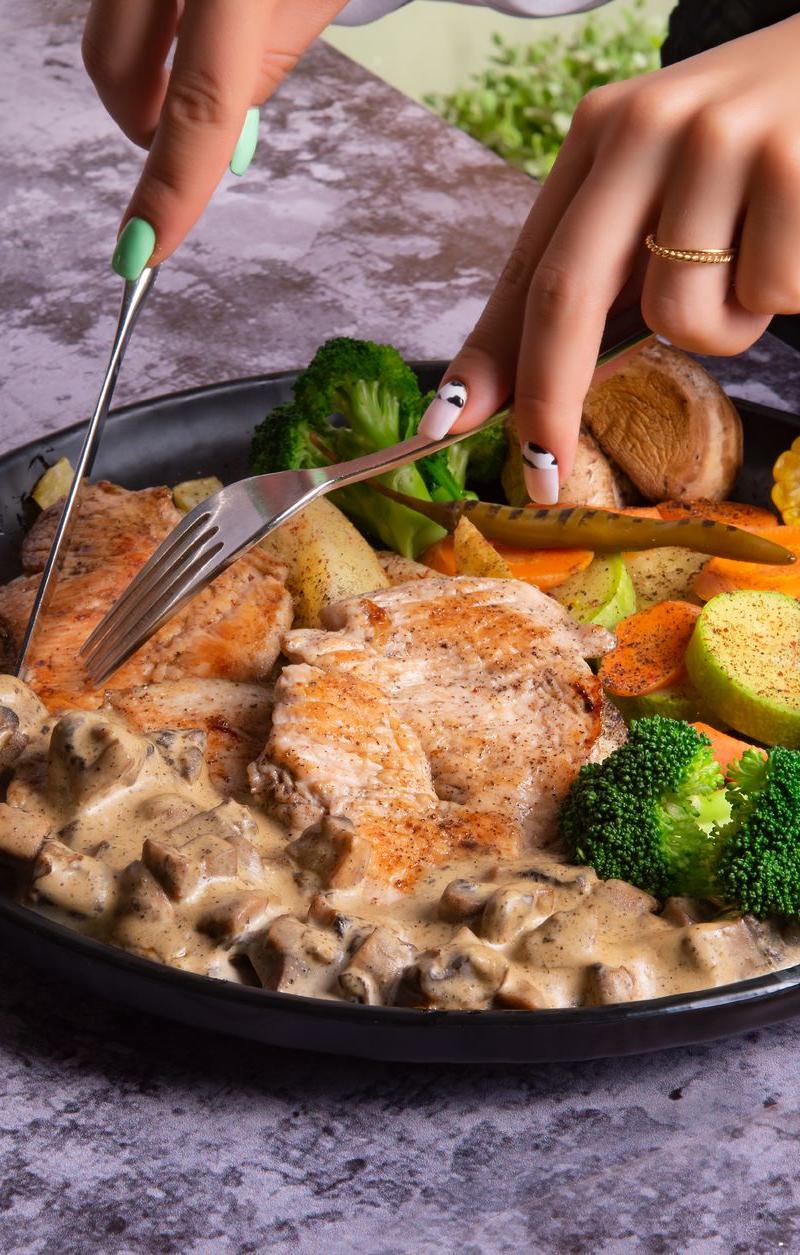 Beef Scaloppine with Creamy Mushrooms & Roasted Veg