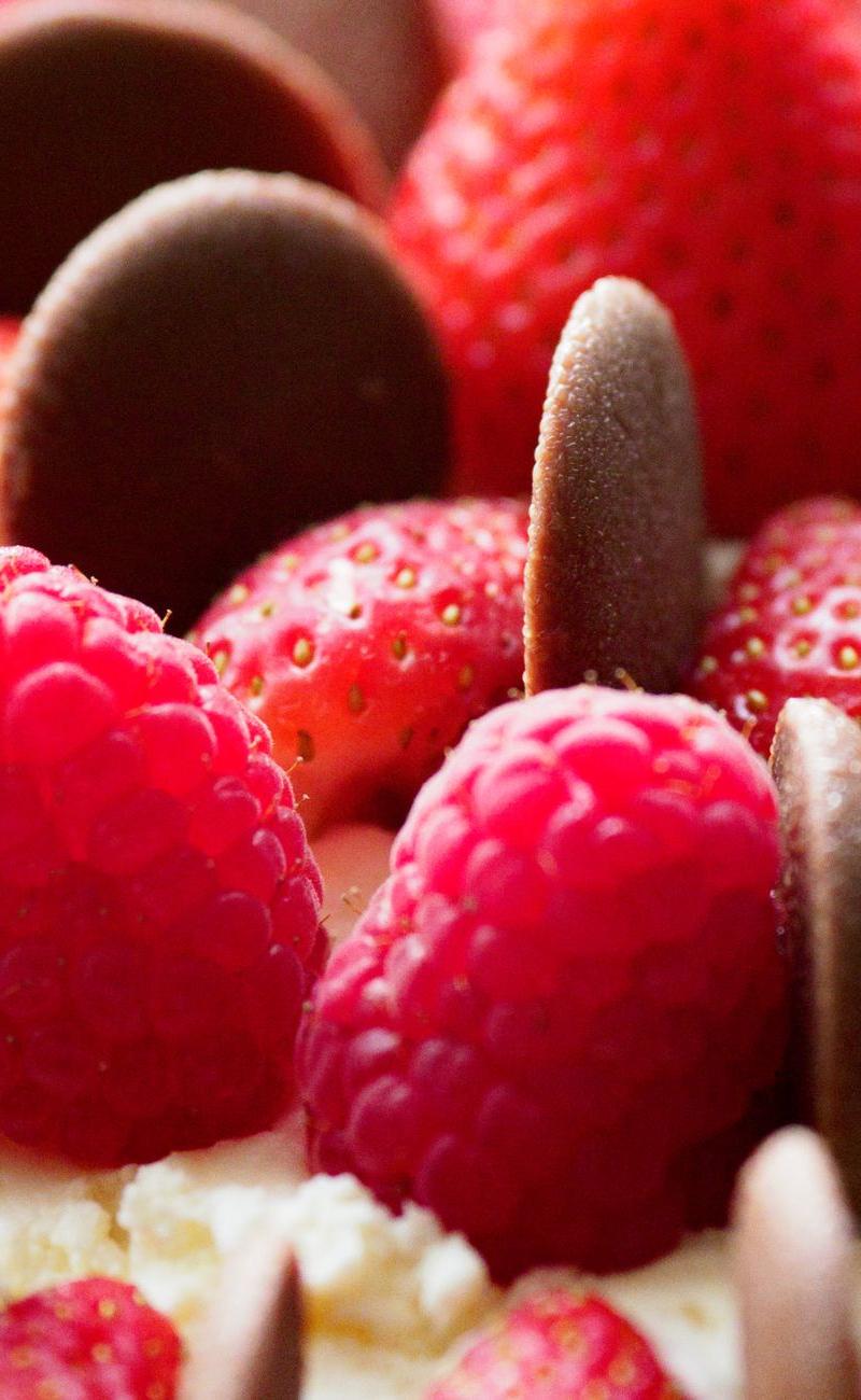 10-Minute Berry Pavlova Nests with Chocolate