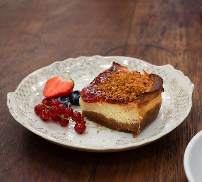 5-Minute Burnt Cheesecake with Berries