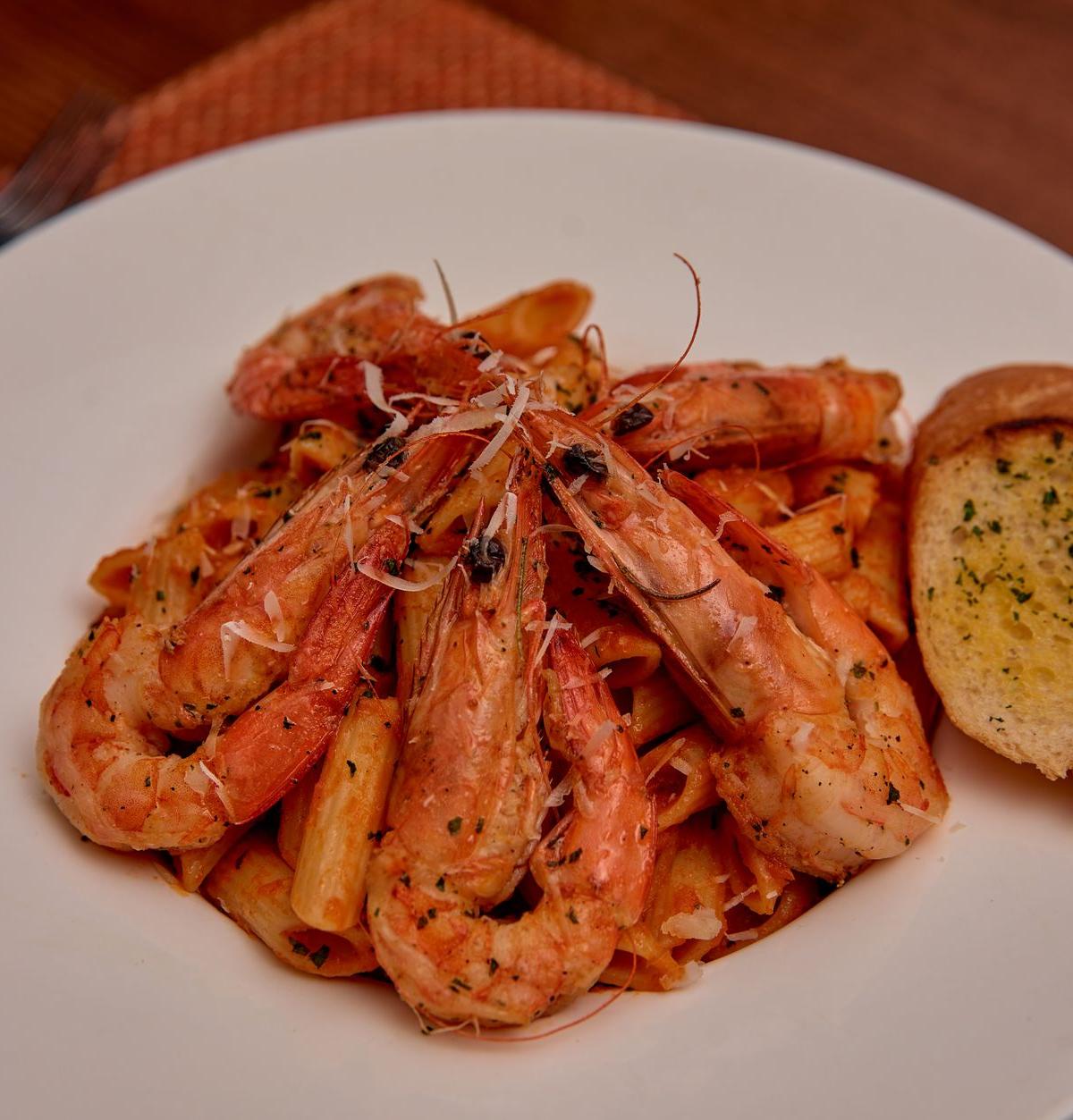 20-Min Cajun Shrimp Pasta & Garlic Bread