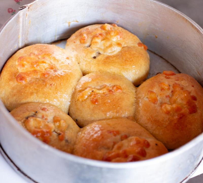Cheesy Garlic Hawaiian Roll Bread