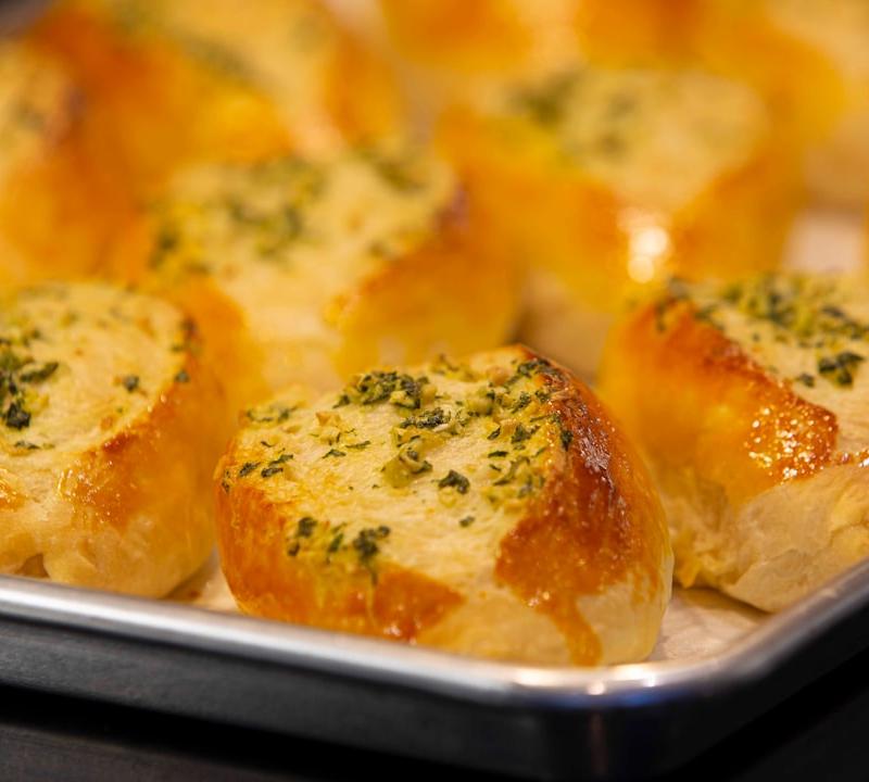 Cheesy Garlic Hawaiian Roll Pull-Apart