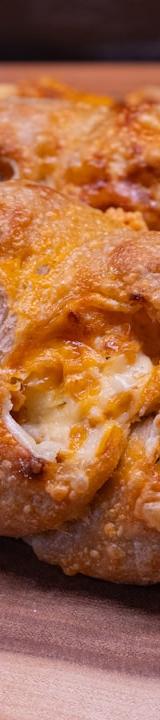 Cheesy Garlic Pull-Apart Hawaiian Rolls
