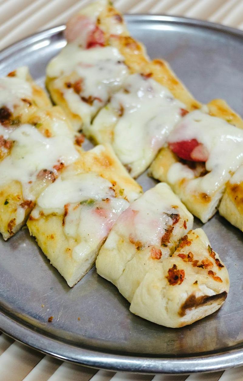 Cheesy Garlic Pull-Apart Rolls