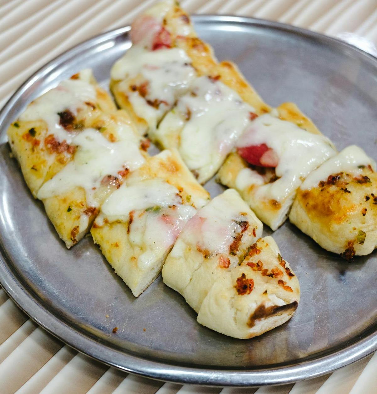 Cheesy Garlic Pull-Apart Rolls