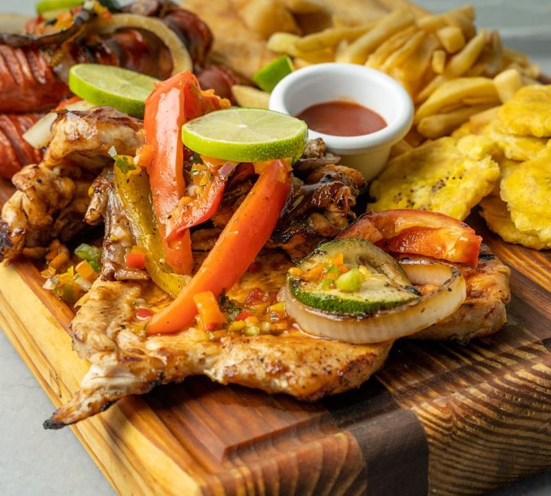 Chicharrón Colombiano con Arepa