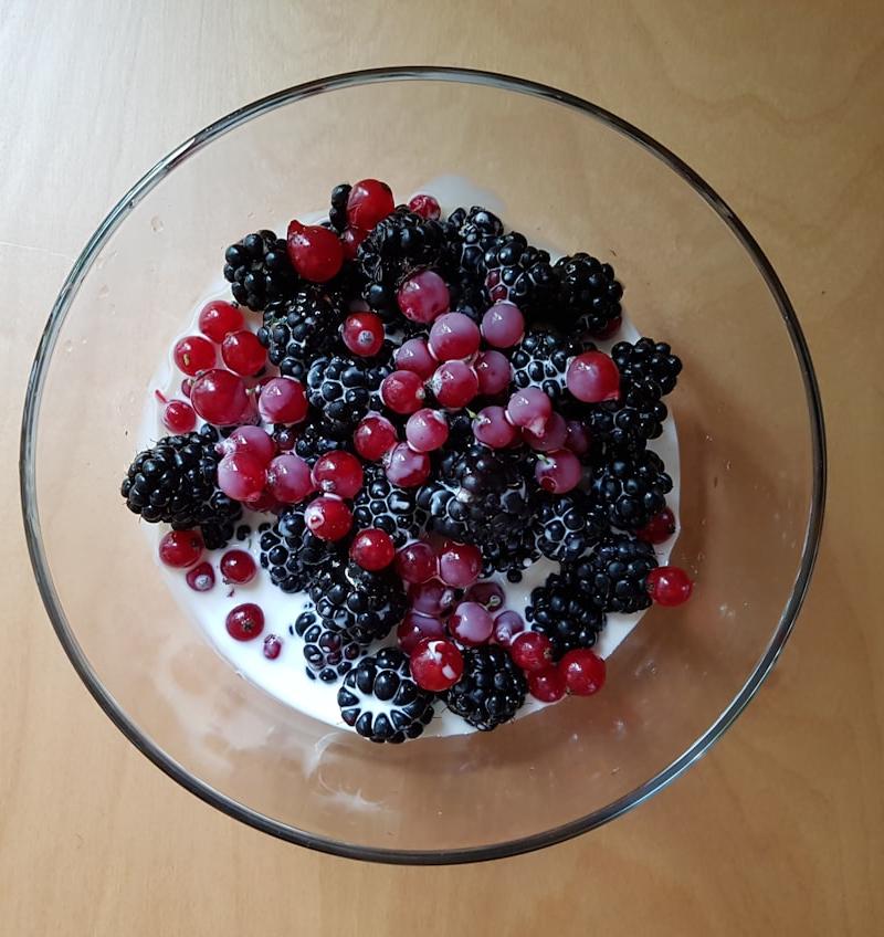 Creamy Berry Chia Overnight Oats