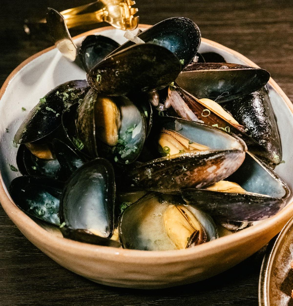 20-Min Creamy Mussels with Garlic & Wine