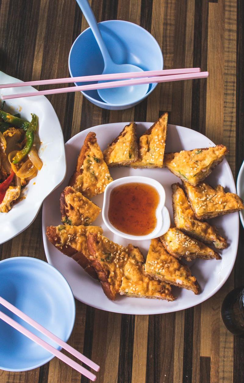 Crispy Fried Wontons with Sweet & Sour Sauce