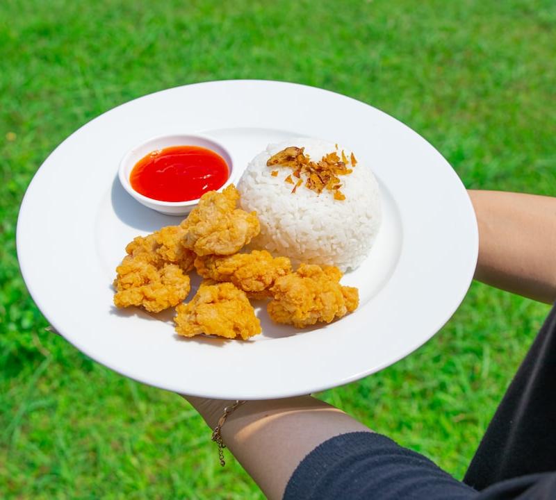 Crispy Garlic Chicken with Rice & Chili Sauce