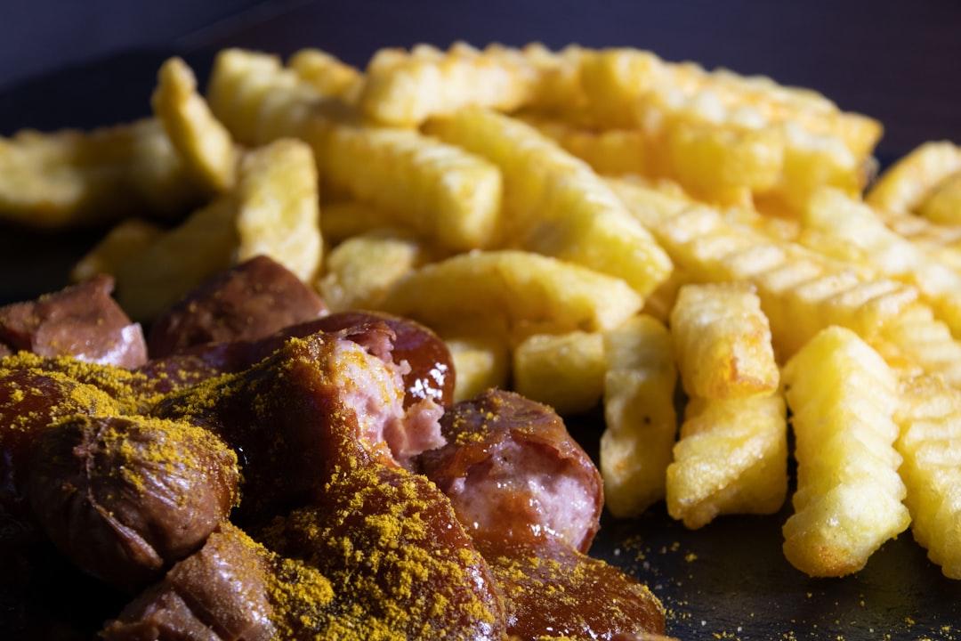Currywurst mit Pommes