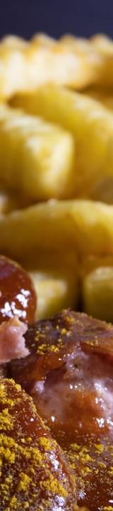Currywurst mit Pommes
