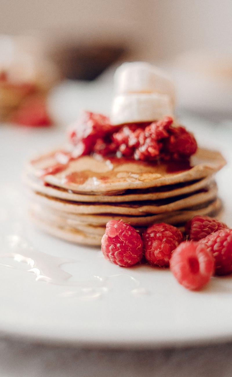 Fluffy Banana-Oat Pancakes with Berries